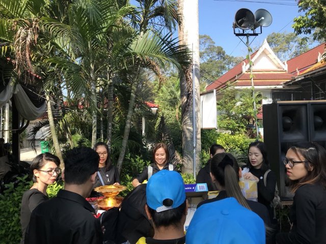 แจกของงานพระราชพิธีถวายพระเพลิงพระบรมศพพระบาทสมเด็จพระปรมินทรมหาภูมิพลอดุลยเดช