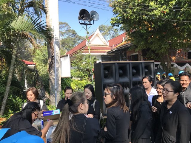 แจกของงานพระราชพิธีถวายพระเพลิงพระบรมศพพระบาทสมเด็จพระปรมินทรมหาภูมิพลอดุลยเดช