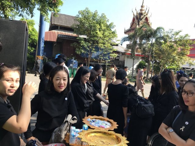 แจกของงานพระราชพิธีถวายพระเพลิงพระบรมศพพระบาทสมเด็จพระปรมินทรมหาภูมิพลอดุลยเดช