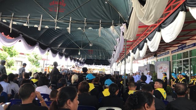 แจกของงานพระราชพิธีถวายพระเพลิงพระบรมศพพระบาทสมเด็จพระปรมินทรมหาภูมิพลอดุลยเดช