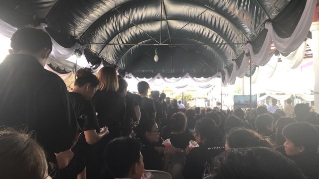 แจกของงานพระราชพิธีถวายพระเพลิงพระบรมศพพระบาทสมเด็จพระปรมินทรมหาภูมิพลอดุลยเดช