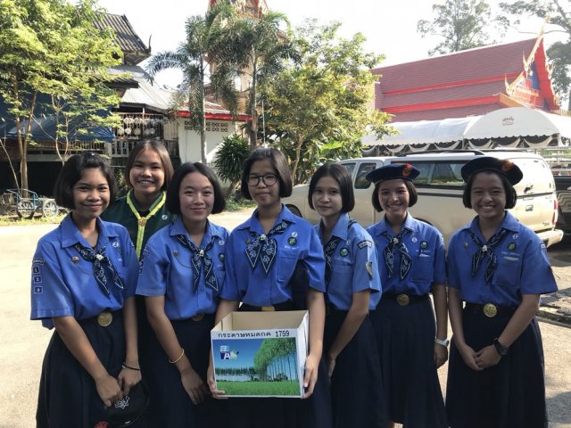แจกของงานพระราชพิธีถวายพระเพลิงพระบรมศพพระบาทสมเด็จพระปรมินทรมหาภูมิพลอดุลยเดช