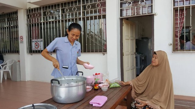 แจกข้าวต้มวันออกคลินิกรพ.สต.บ้านลาดช้าง