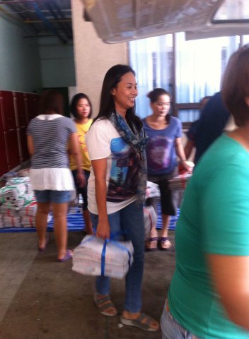 จิตอาสาช่วยแผนกเวชระเบียนขนย้าย IPD 